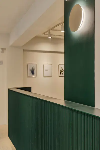 딥그린 플루티드 패널이 돋보이는 모던 리셉션